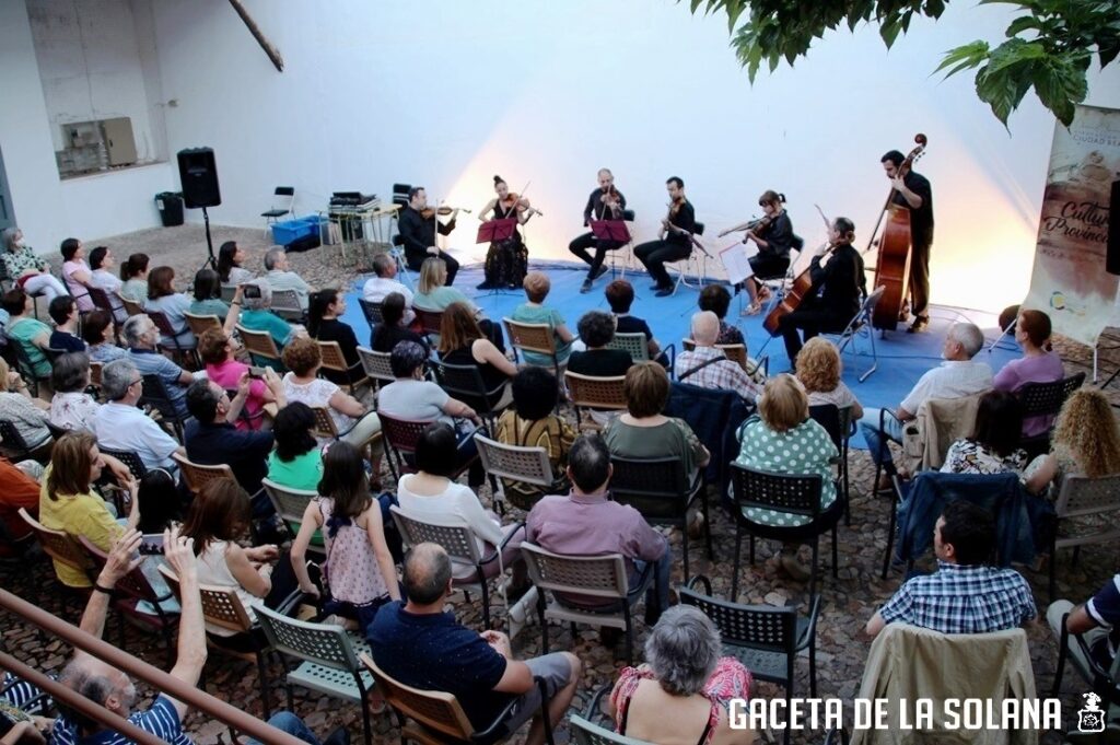 Aspecto del patio durante el concierto de Orfeo