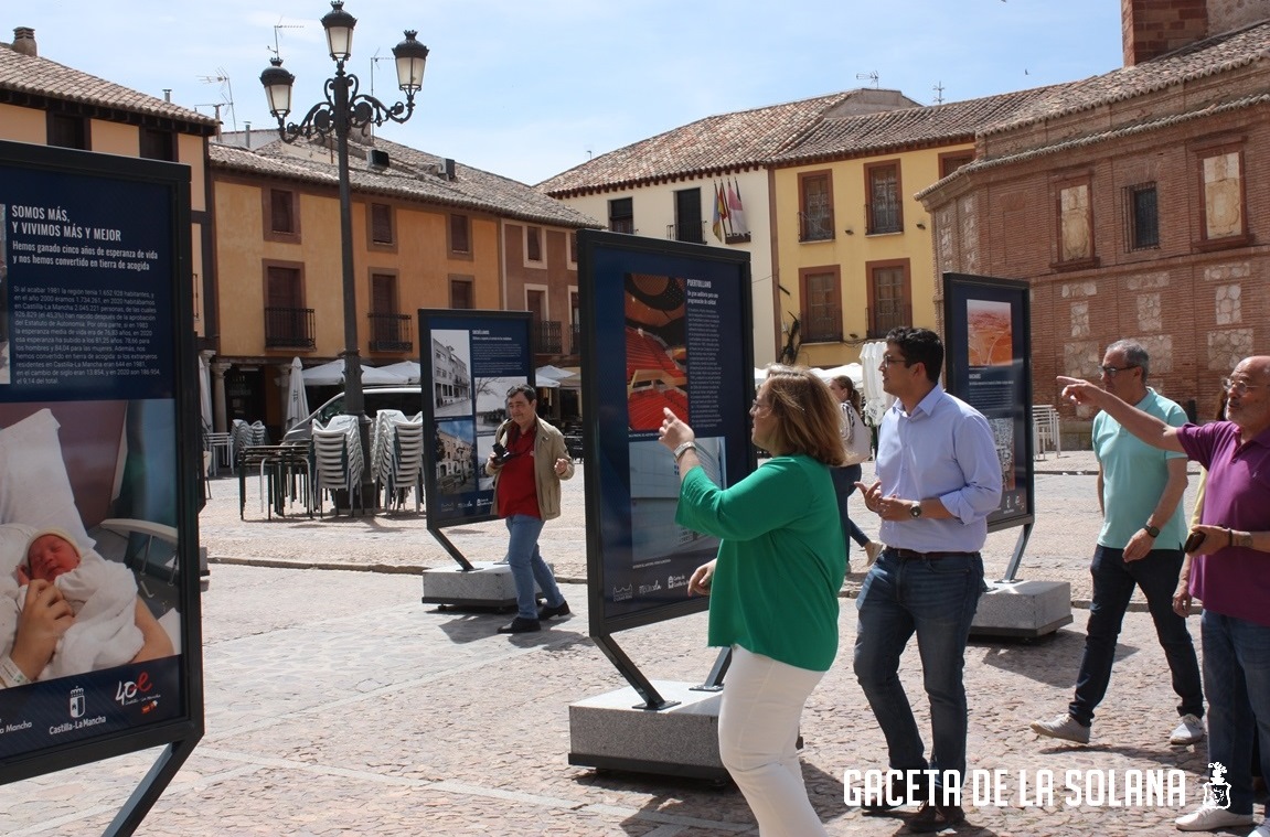 Autoridades visitan la exposición