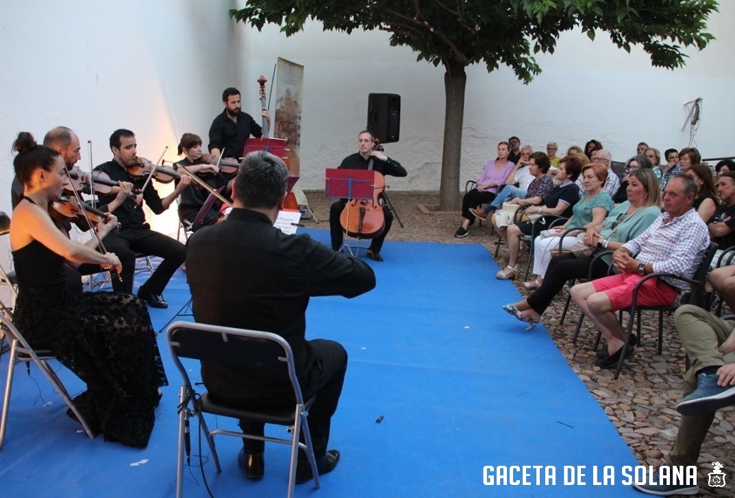 El septeto en plena actuación
