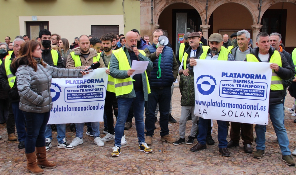 Juan Alfonso Moya con el micrófoci en una concentración de transportistas en abril