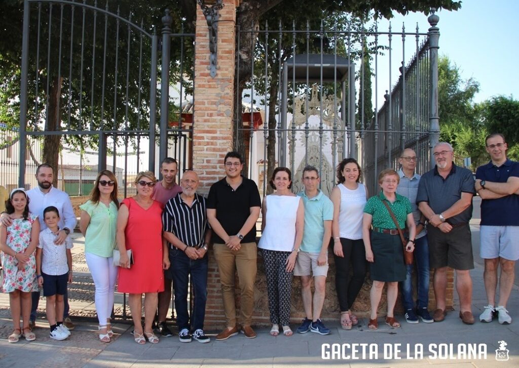 Autoriades directivos de la cofradía y donante delante de la imagen en forja