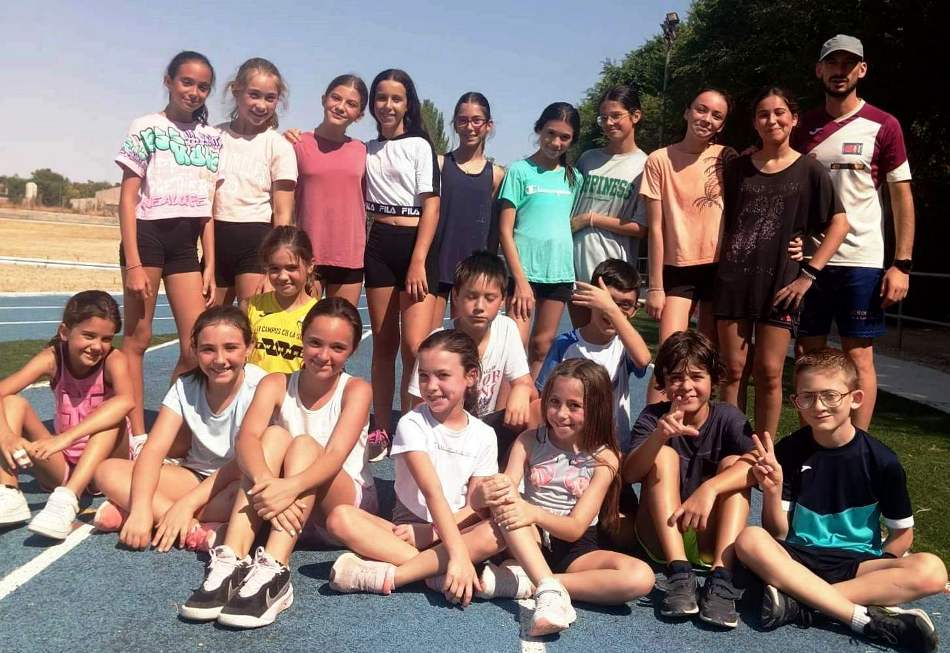 Campus de atletismo alumnos en la pista de La Moheda
