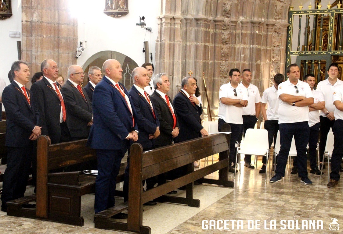 -Directivos de Santiago y portadores durante la misa