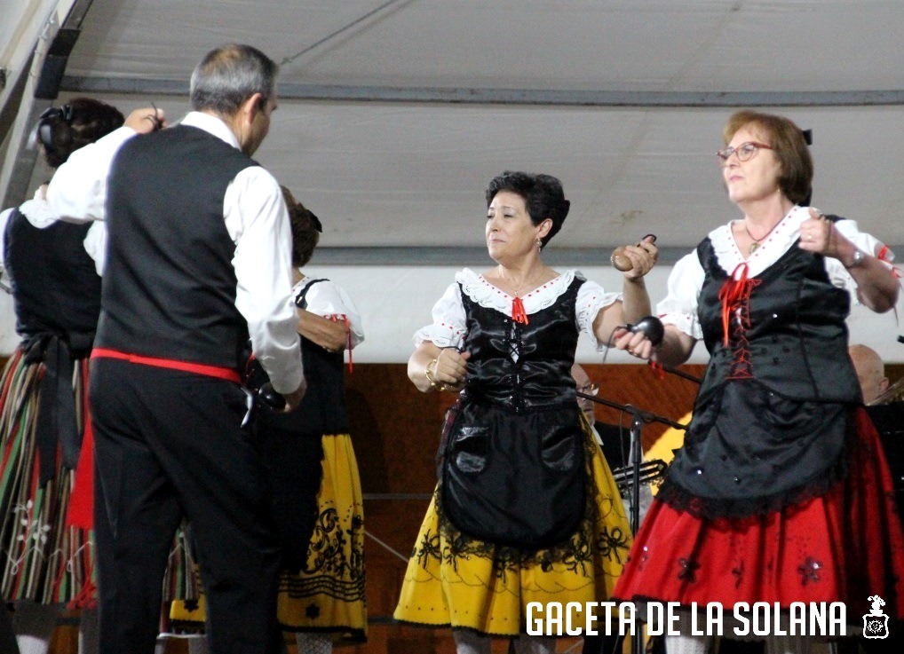 -El grupo de coros y danzas en acción