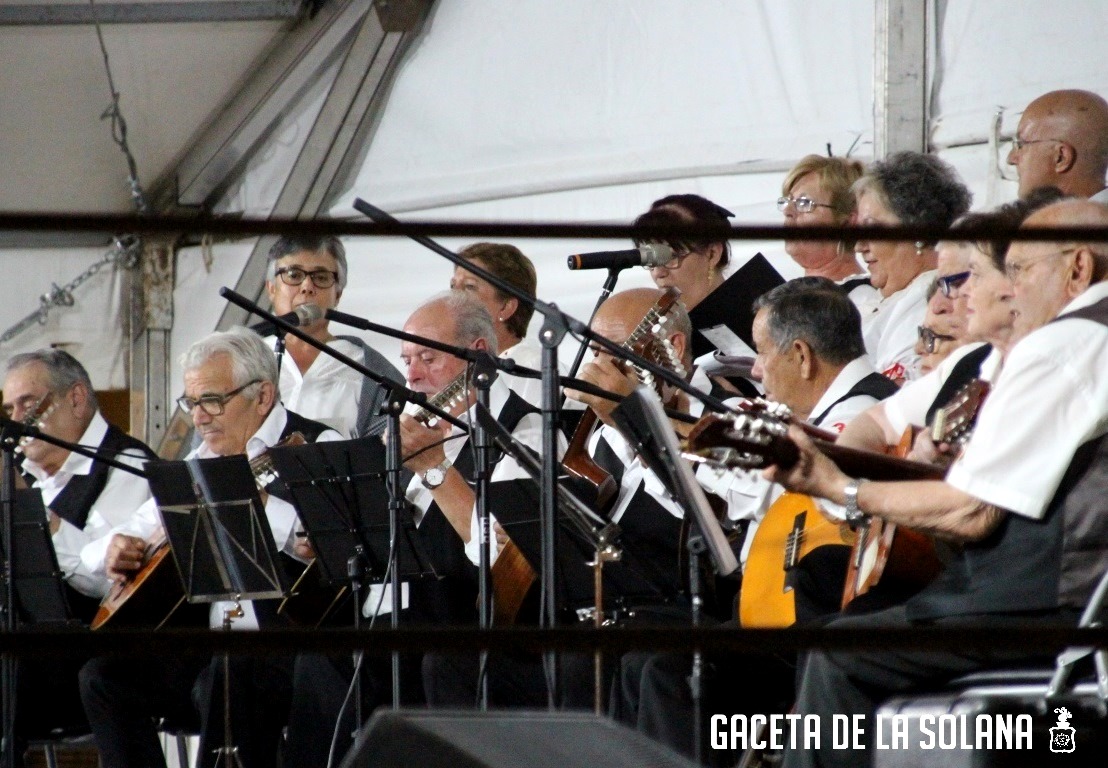 -La rondalla y coro intrepretan una pieza