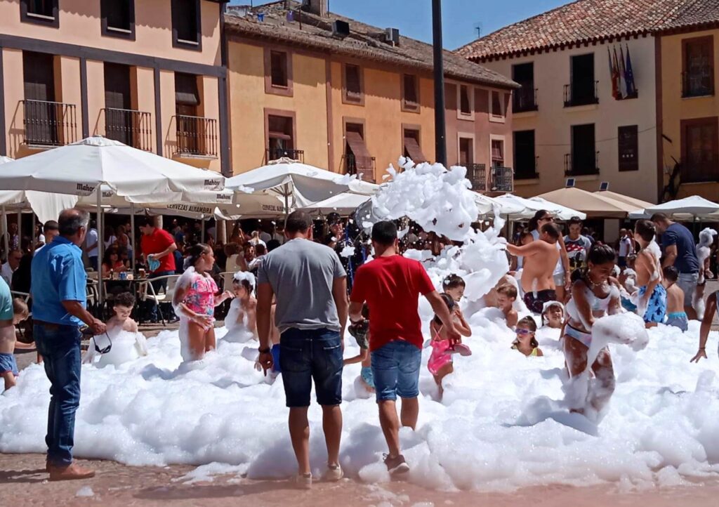 -Ambiente festivo durante San Bartolo con fiesta de la espuma