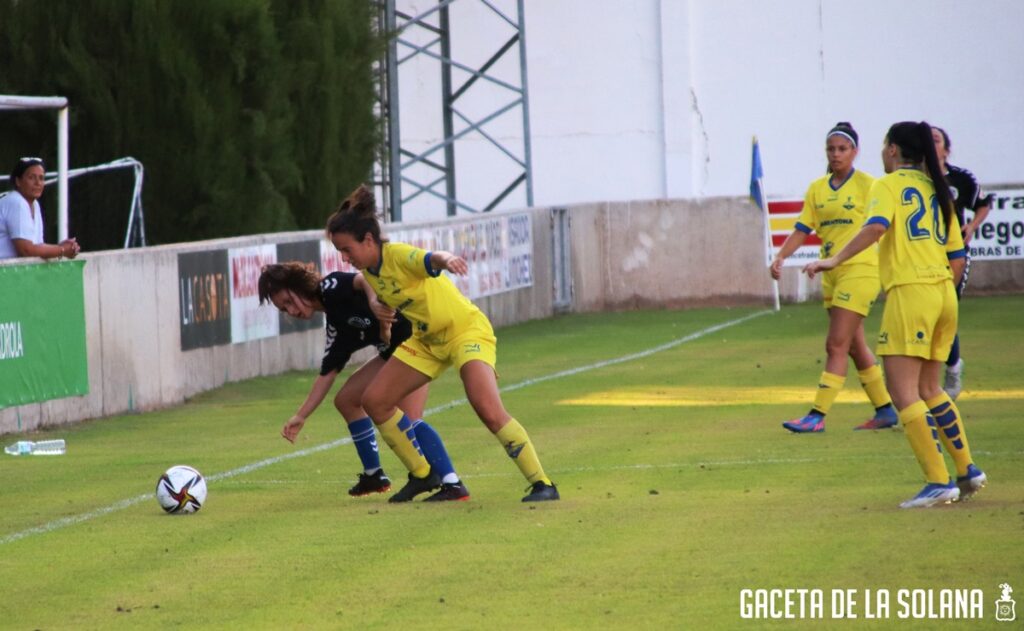 -Ana Hilario disputa un balón TCF-22