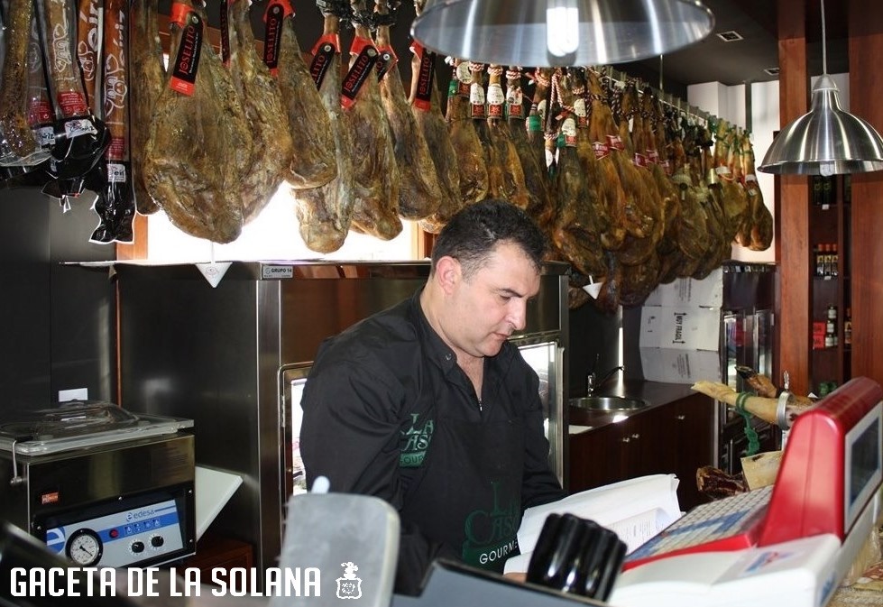 foto ministro -Angel Simón cortando jamón en La Casota Gourmet