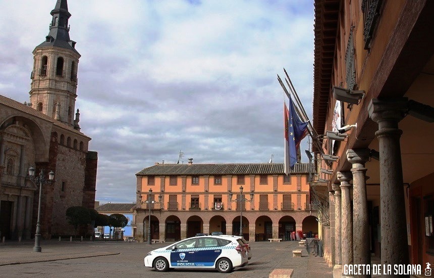 -Coche de policía en el Ayto
