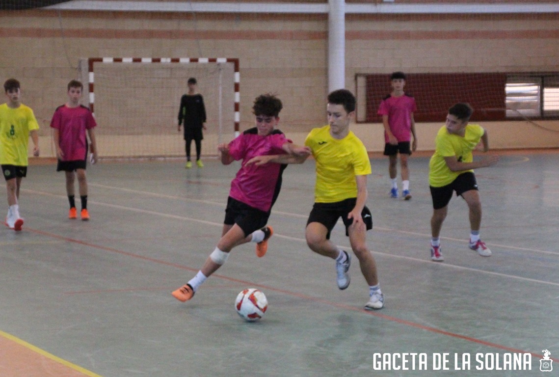 -Dos jóvenes pugnan un balón en la final infantil FS2022