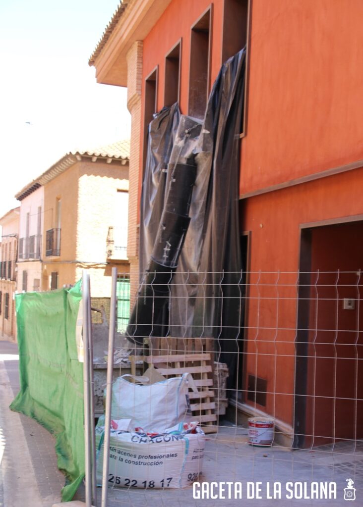 -Fachada ecterior del centro de mayores en obras