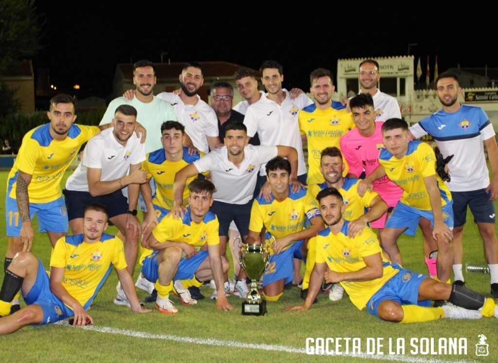 -Jugadores y cuerpo técnico con el trofeo de campeón