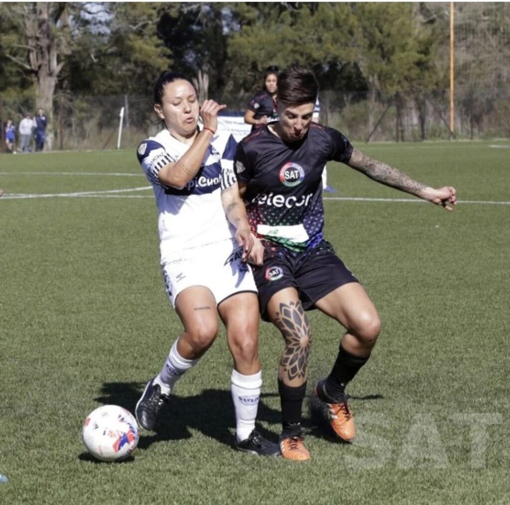 -Ojeda disputa un balón durante un partido con su equipo de AR