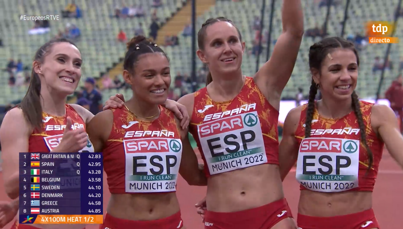 foto paula munich1 -Paula -izda- al término de la semifinal del relevo 4x100