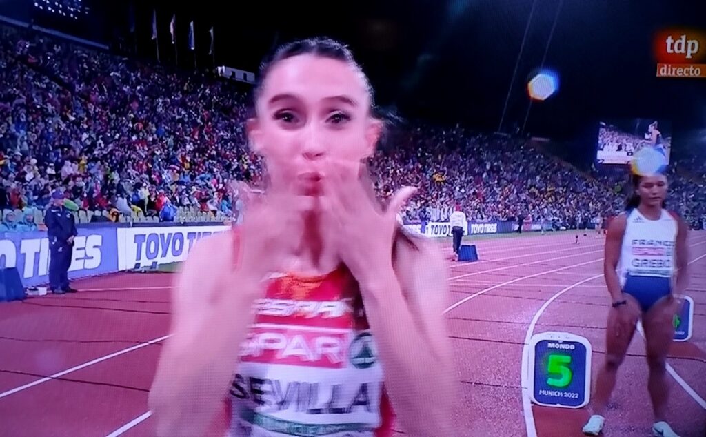 -Paula Sevilla lanza besos a cámara en los prolegómenos de la semifinal de los 200 ml