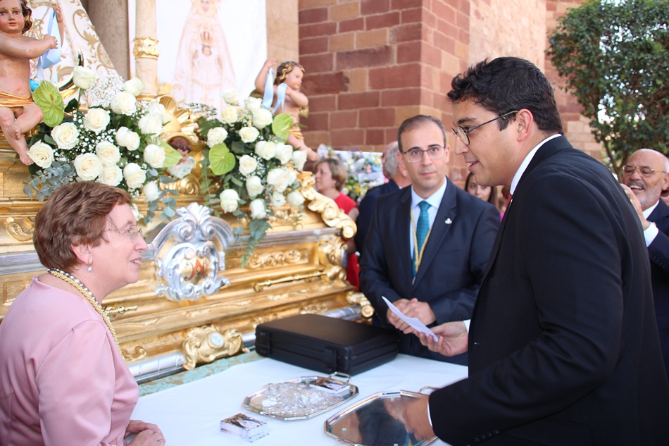 A Virgen Ofrecimiento alcalde