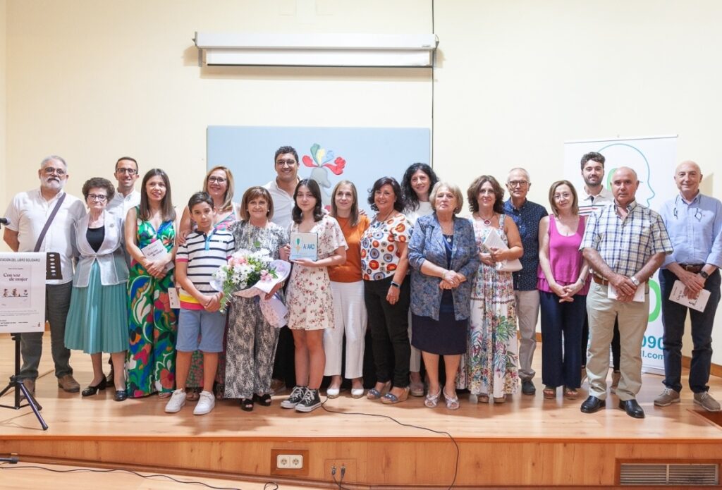 -Con voz de mujer foto de familia