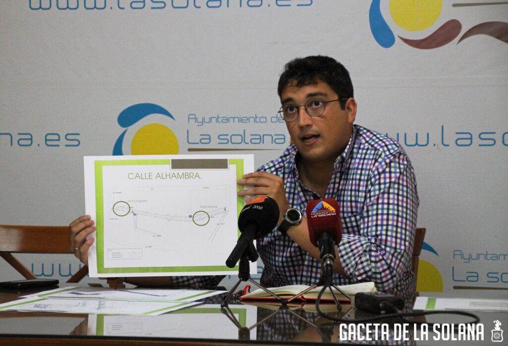 -Eulalio muestra la parte de actuación de una calle