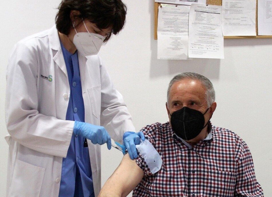 - Hombre recibe vacuna