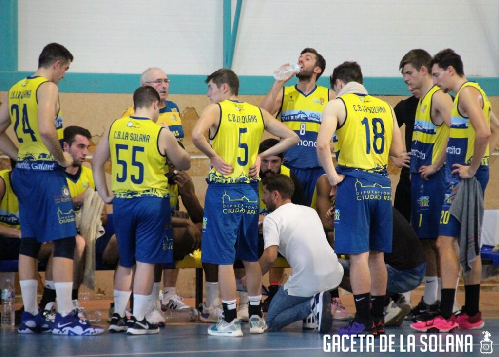 -Mica Tolosa da indicaciones a su equipo