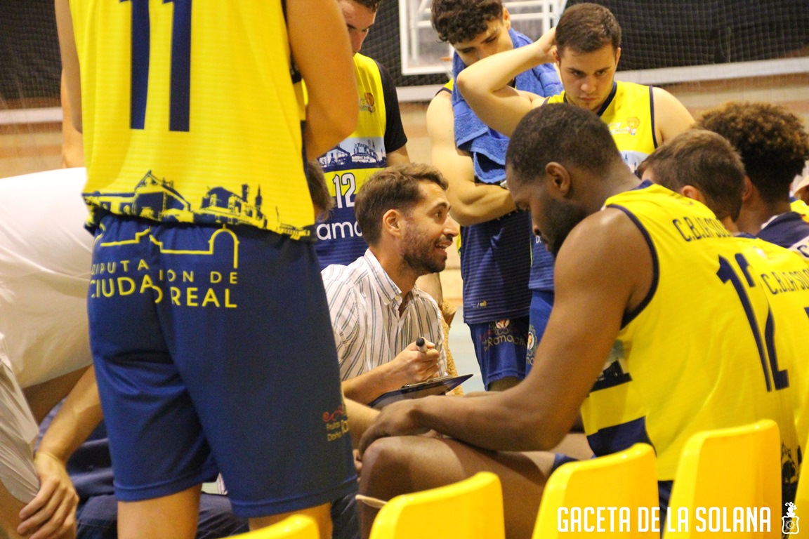 -Mica Tolosa da instrucciones a su equipo