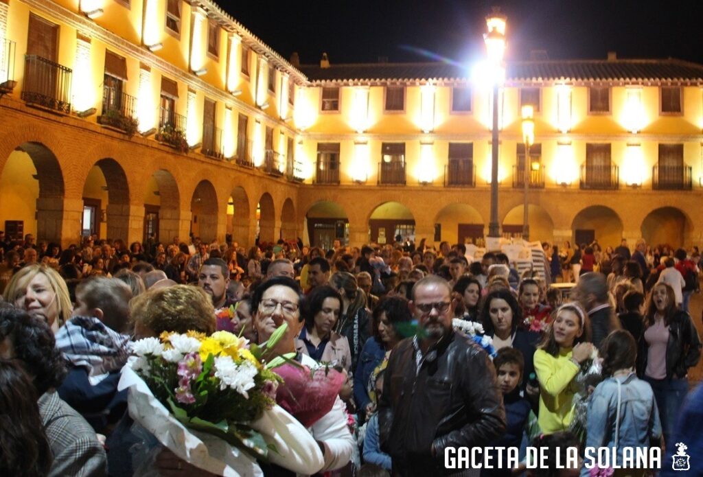 -Plaza repleta en una ofrenda floral a la Patrona