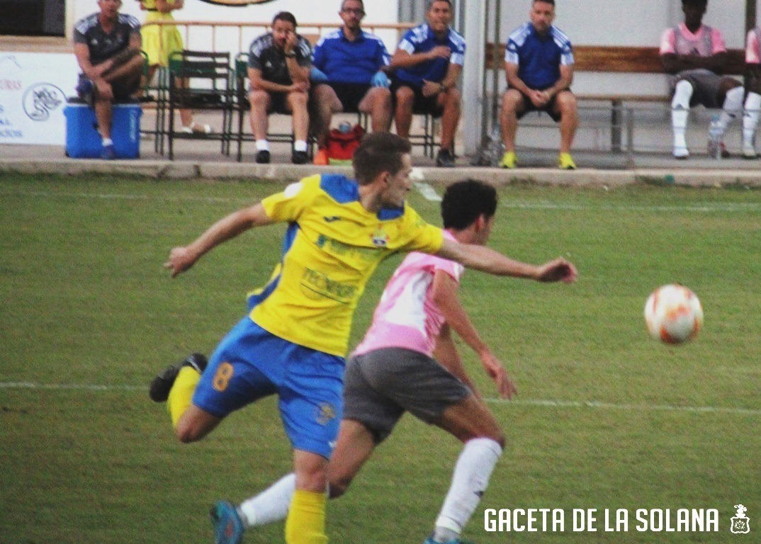 -Raúl dispunta un balón durante el partido