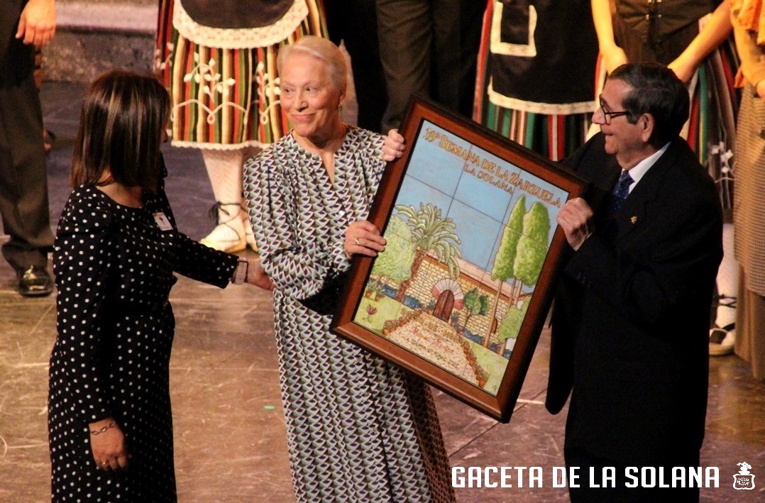 -Cándida Fernández -centro- durante el recuerdo a Miguel Moreno