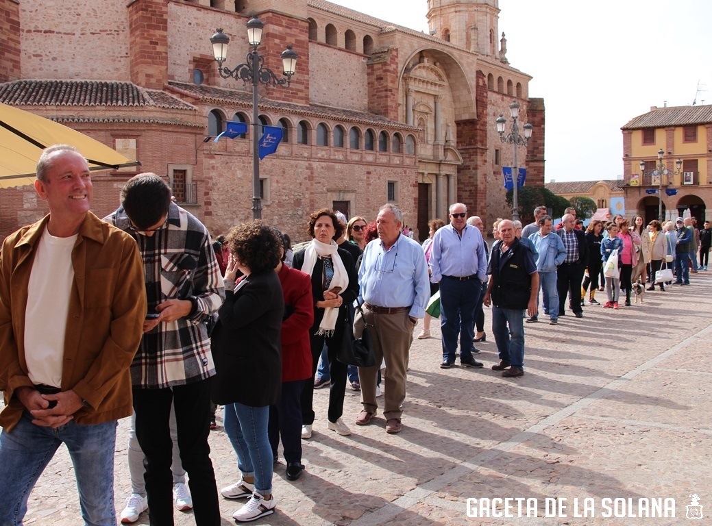 -Colas de gente esperando para su ración de migas