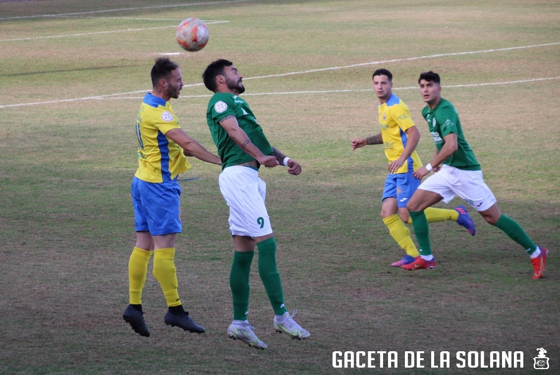 -Juan y Gallego pugnan por un balón