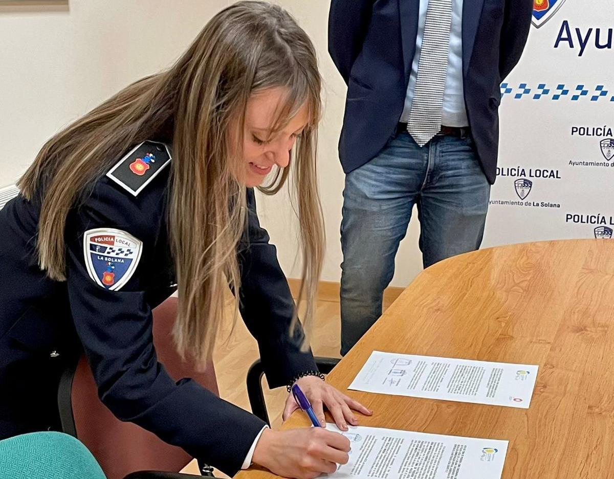-Marina Trujillo es la cuarta mujer policía en la plantilla