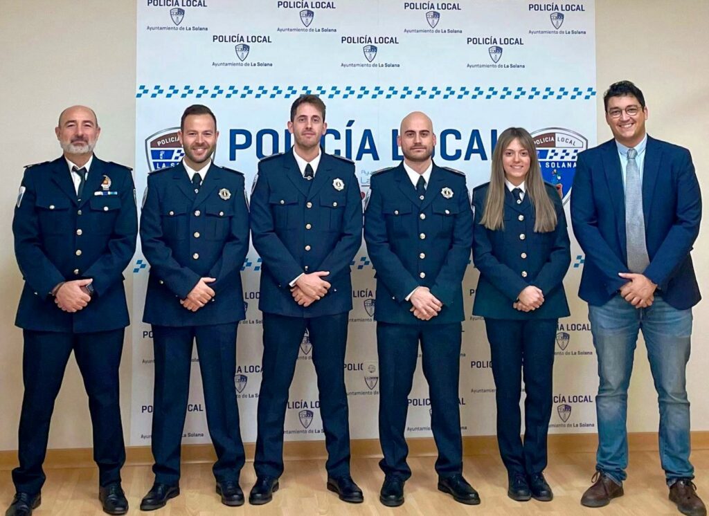 -Nuevos policías junto al alcalde y el subinspector-jefe