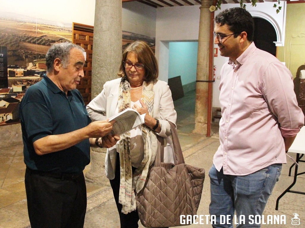Paulino Sánchez entregó su libro sobre los partidos políticos en La Solana a la exministra