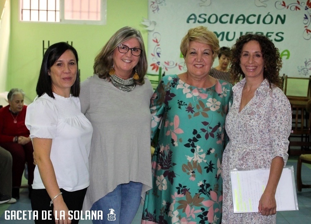 -Ponentes en la charla junto a la presidenta de la asociación