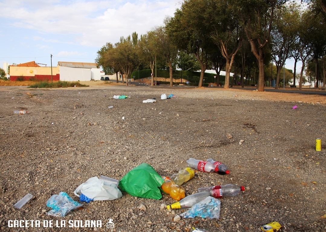 -Restos del botellón desalojado