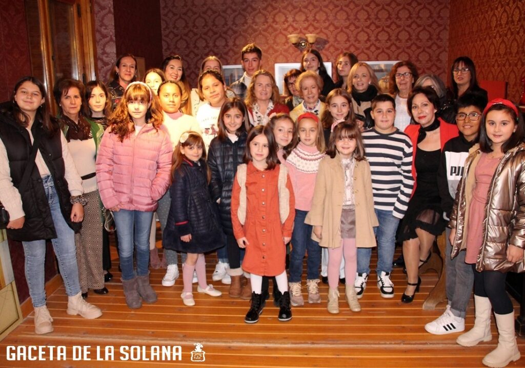 -Alumnos del taller de Ramona Romero de Ávila en el museo de la zarzuela