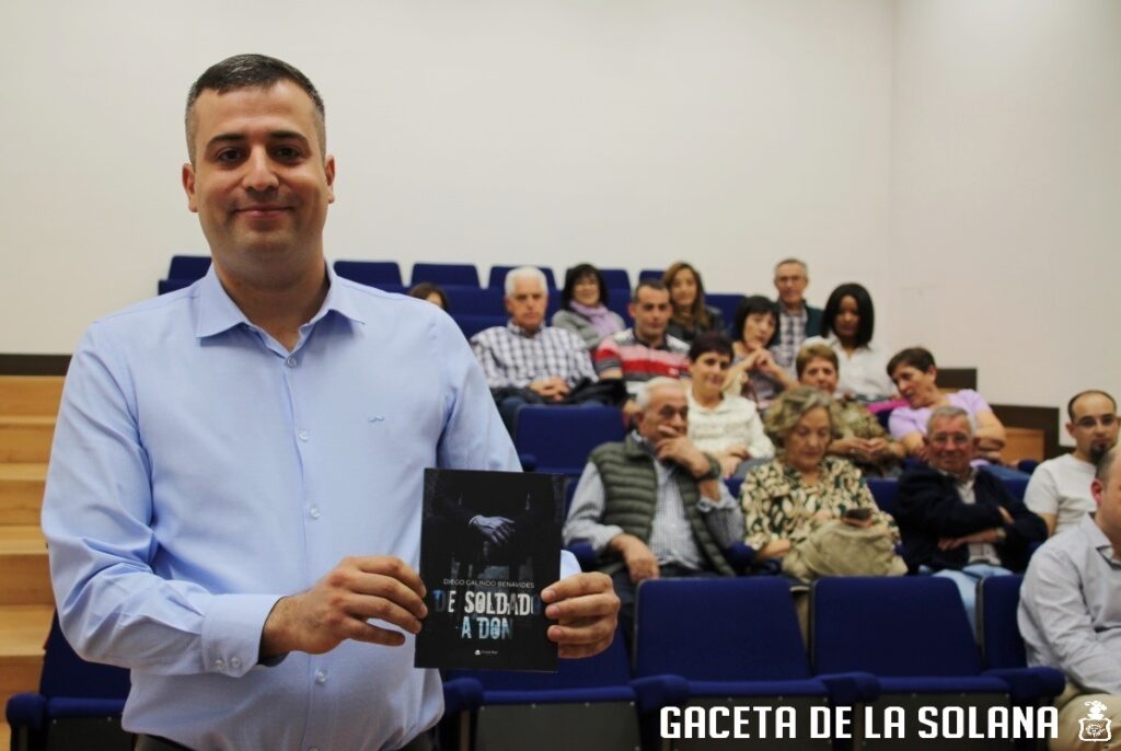 -Diego Galindo con su libro