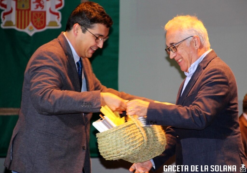 -El alcalde entrega el premio al ganador Manuel Laespada
