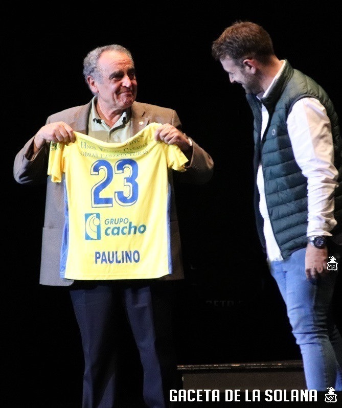 foto camiseta paulino -Himno-entrega-camiseta-a-Paulino-Sánchez