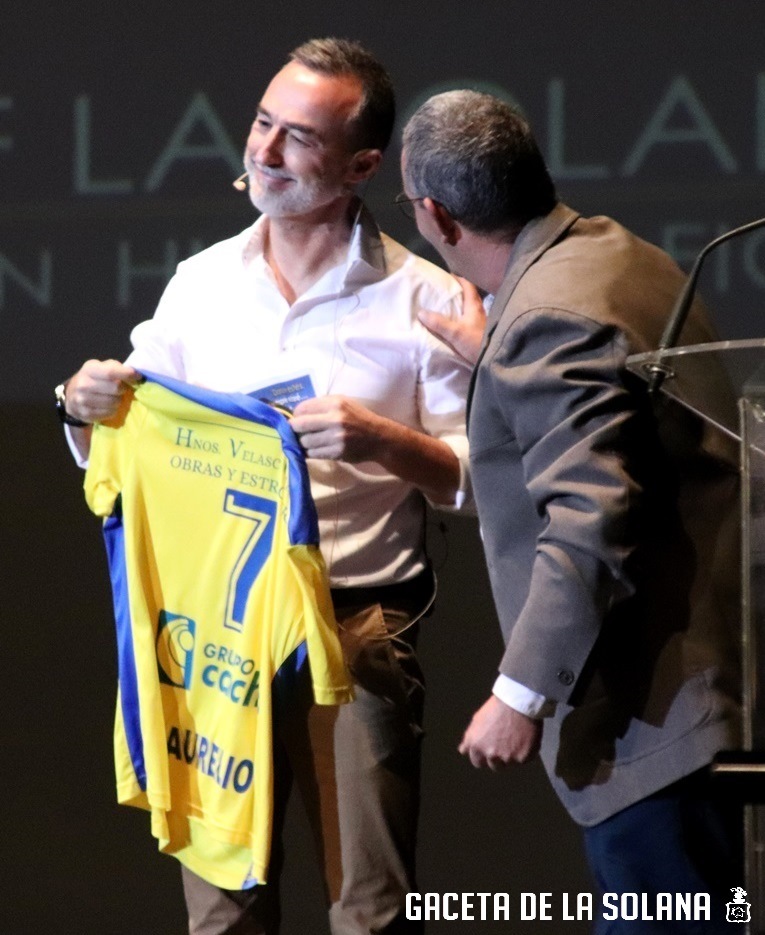 -Himno entrega de camiseta a Aurelio Maroto
