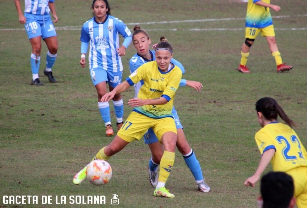 -Jugada del partido entre el FF La Solana y el Málaga