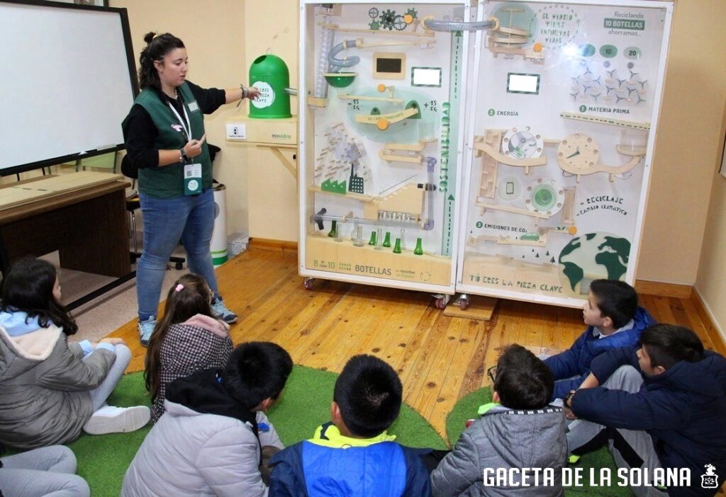 -Niños durante la campaña de Ecovidrio