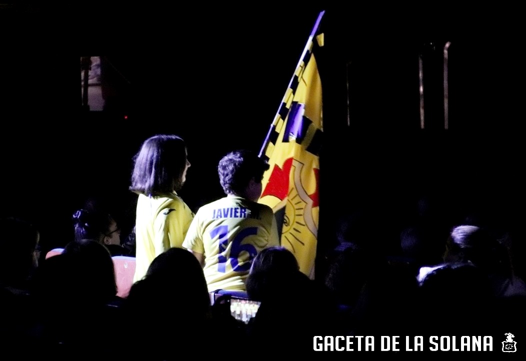 -Niños salen con la bandera