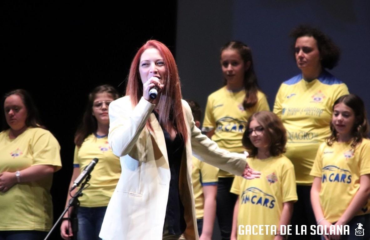 -Owy ML durante la interpretación en directo junto al coro de voces blancas