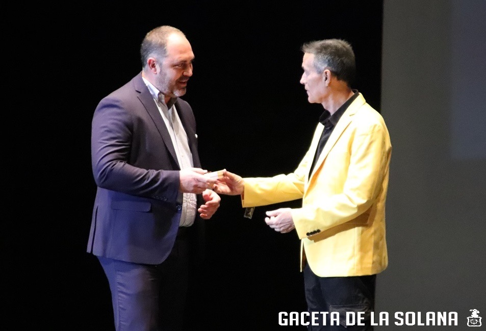 -Reguillo entrega el copirygt del himno al presidente del club - copia