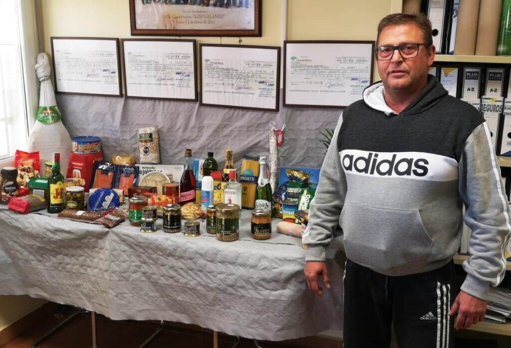 -El ganador de la cesta acudió a recogerla