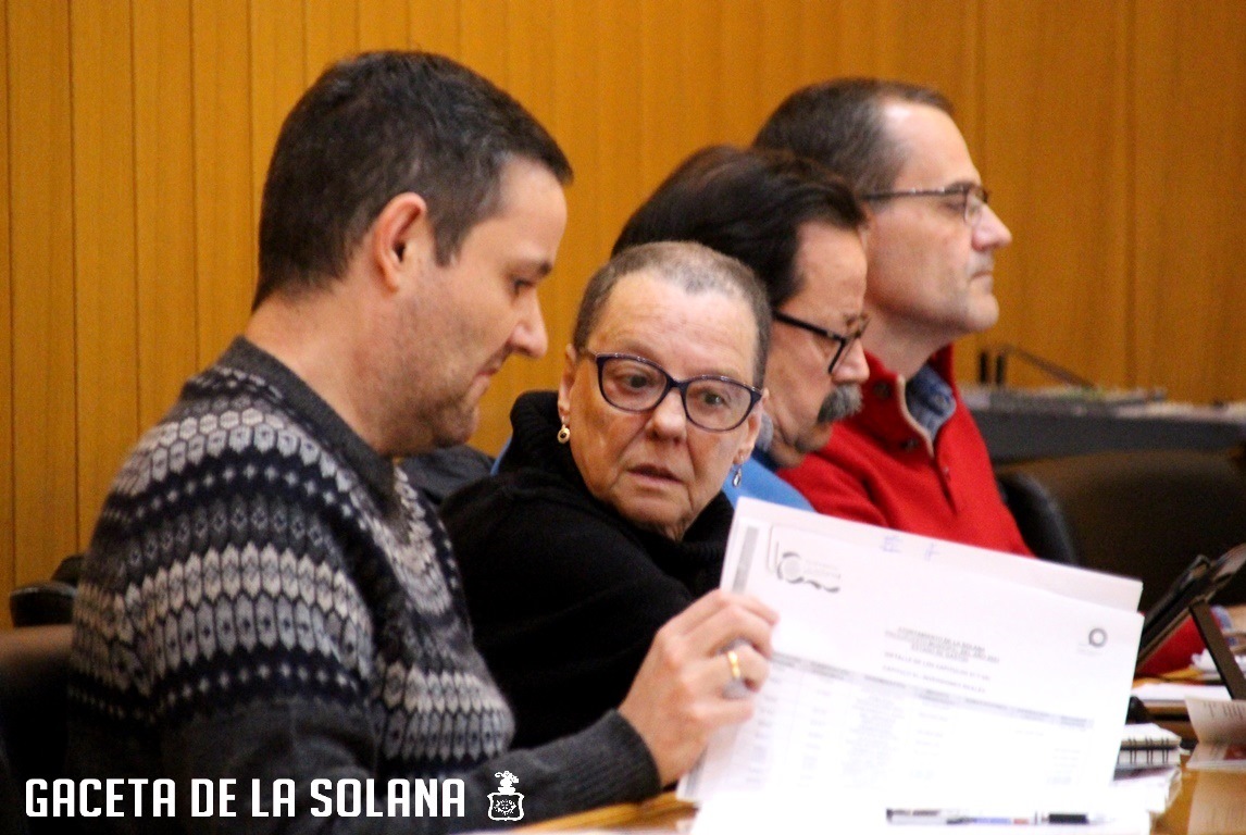 -Los concejales de IU charlan durante la sesión