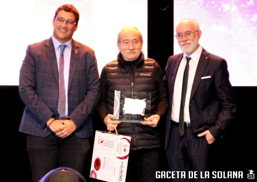 -Manolo Cal junto al alcalde y director del festival