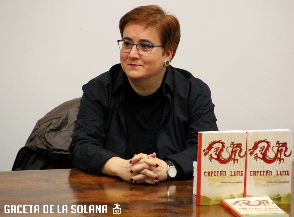 -Mariola Díaz-Cano junto a su nuevo libro