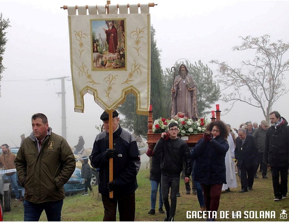 -Procesión dominical en una mañana de niebla